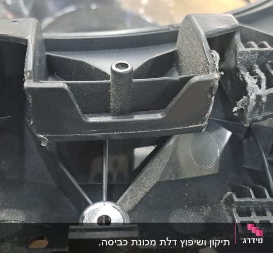 חלק פלסטיק שבור עם חיבורים חשמליים